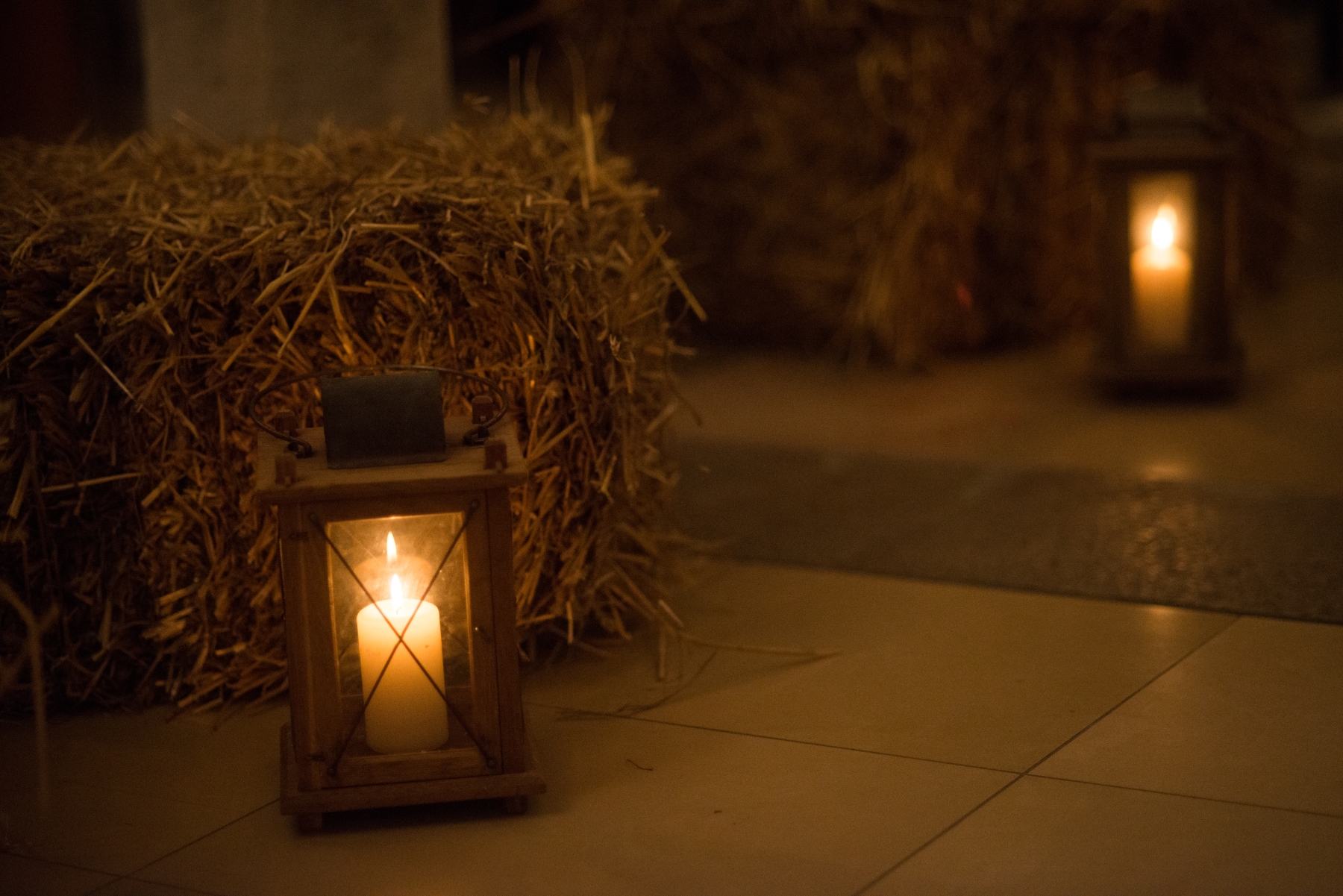 Romantic_close_up_with_candles_bales_of_straw_inside_historic_masonry_by_studioblom.de_